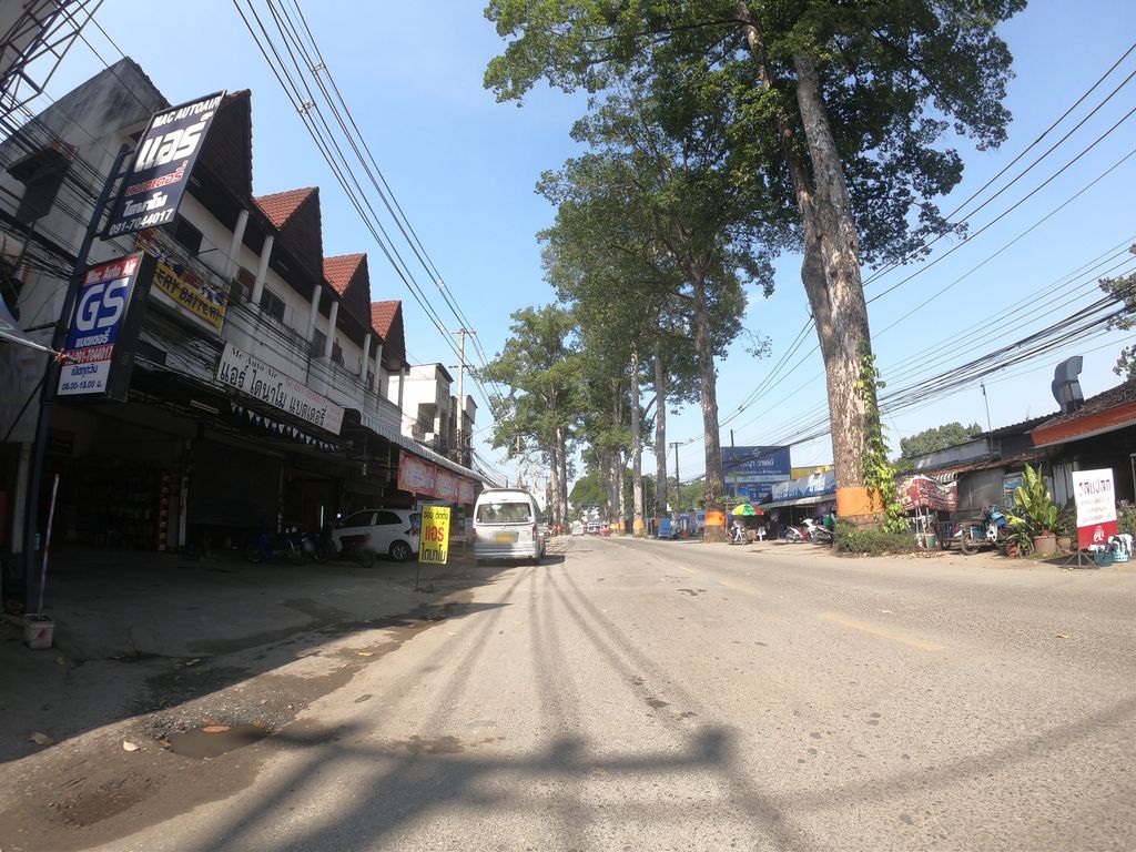 ภาพถนนตรงที่ บ้านเด่น เซอร์วิส ตั้งอยู่ ถ่ายโดย chanuwath_grab พ.ศ. 2562 (2019) · A street-level view of where บ้านเด่น เซอร์วิส · Ban Den Service stands, by chanuwath_grab in 2562 (2019)