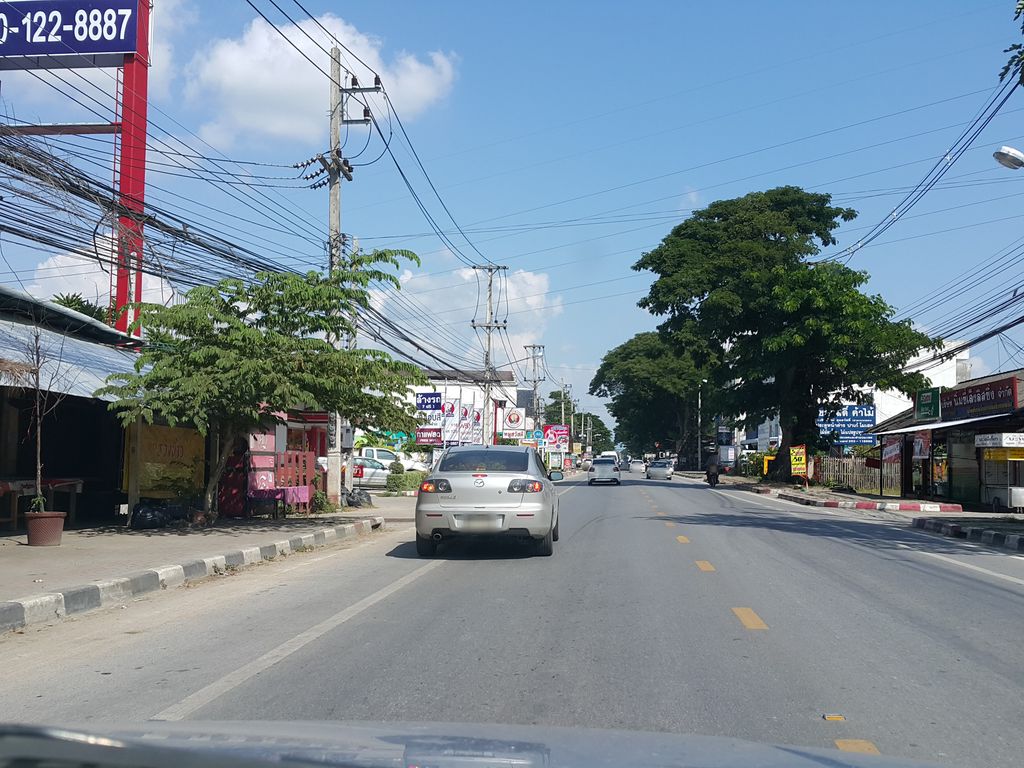 ภาพถนนตรงที่ ภาสินีแม่แตง (หนองป่าครั่ง) เจ๊ฟางจัดให้ ตั้งอยู่ ถ่ายโดย jrcarlsen พ.ศ. 2558 (2015) · A street-level view of where ภาสินีแม่แตง (หนองป่าครั่ง) เจ๊ฟางจัดให้ · Phasinimaetaeng (Nong Pa Khrang) Chefangchathai stands, by jrcarlsen in 2558 (2015)