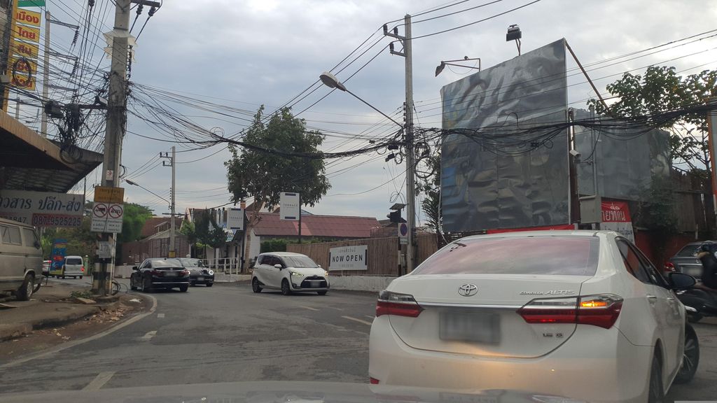 ภาพถนนตรงที่ ต่อมอเตอร์เฮง ตั้งอยู่ ถ่ายโดย jrcarlsen พ.ศ. 2566 (2023) · A street-level view of where ต่อมอเตอร์เฮง · To Motor Heng stands, by jrcarlsen in 2566 (2023)