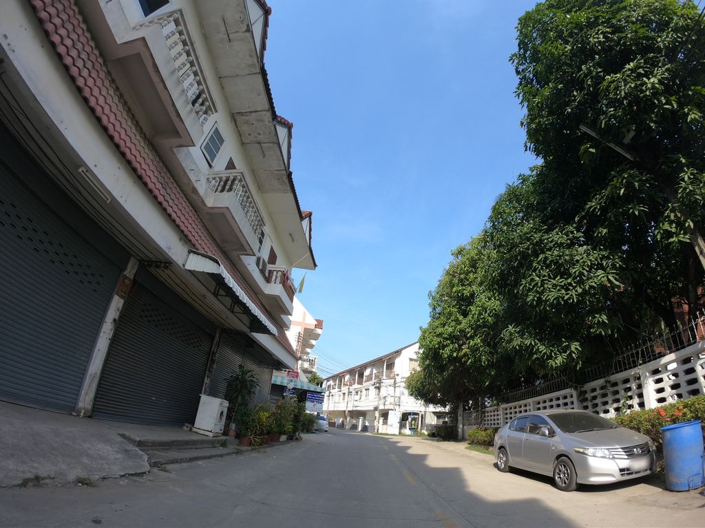 ภาพถนนตรงที่ โจ้ มอเตอร์ ตั้งอยู่ ถ่ายโดย chanuwath_grab พ.ศ. 2562 (2019) · A street-level view of where โจ้ มอเตอร์ · Cho Motor stands, by chanuwath_grab in 2562 (2019)