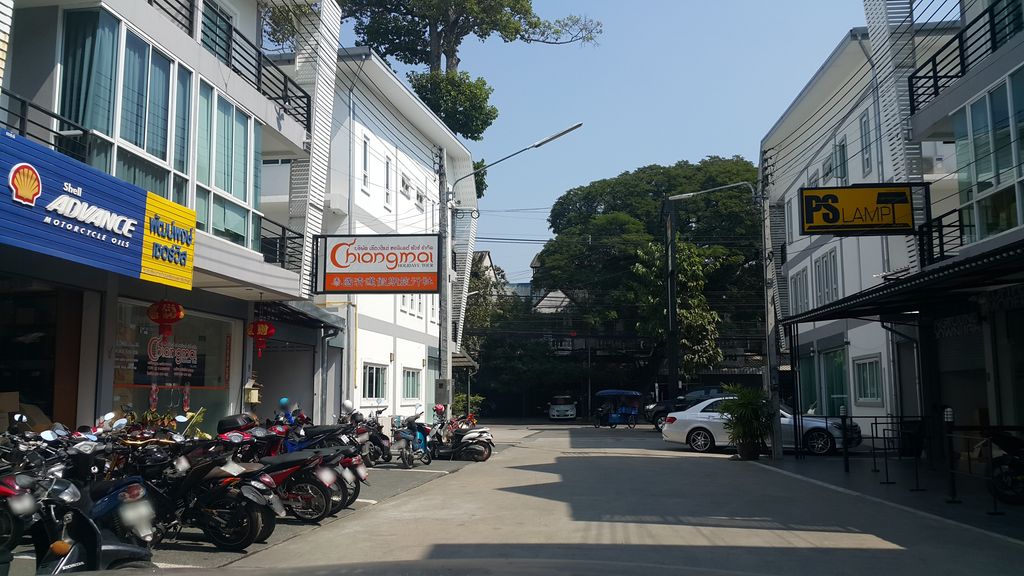 ภาพถนนตรงที่ พัฒน์พงษ์เซอร์วิส ตั้งอยู่ ถ่ายโดย jrcarlsen พ.ศ. 2560 (2017) · A street-level view of where พัฒน์พงษ์เซอร์วิส · Phat Phongsoewit stands, by jrcarlsen in 2560 (2017)