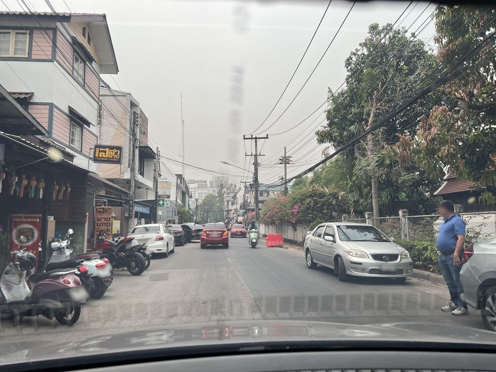ภาพถนนตรงที่ ธงชัยมอเตอร์ ตั้งอยู่ ถ่ายโดย lin_wang พ.ศ. 2567 (2024) · A street-level view of where ธงชัยมอเตอร์ · Thongchaimotoe stands, by lin_wang in 2567 (2024)