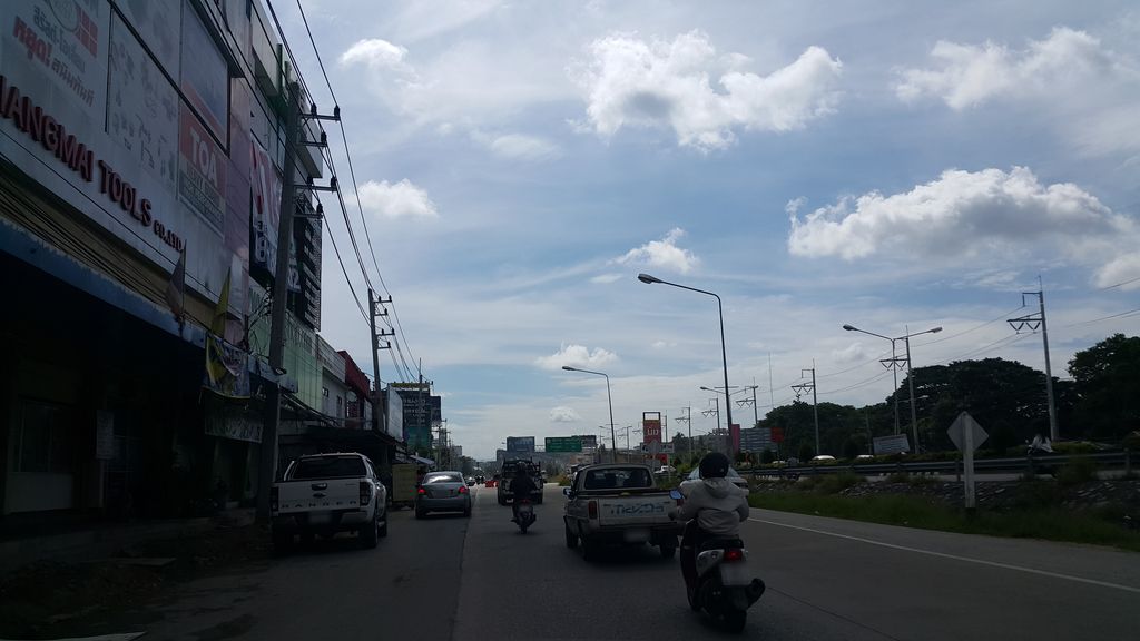 ภาพถนนตรงที่ สุเมธยนต์ ตั้งอยู่ ถ่ายโดย jrcarlsen พ.ศ. 2559 (2016) · A street-level view of where สุเมธยนต์ · Sumetyon stands, by jrcarlsen in 2559 (2016)