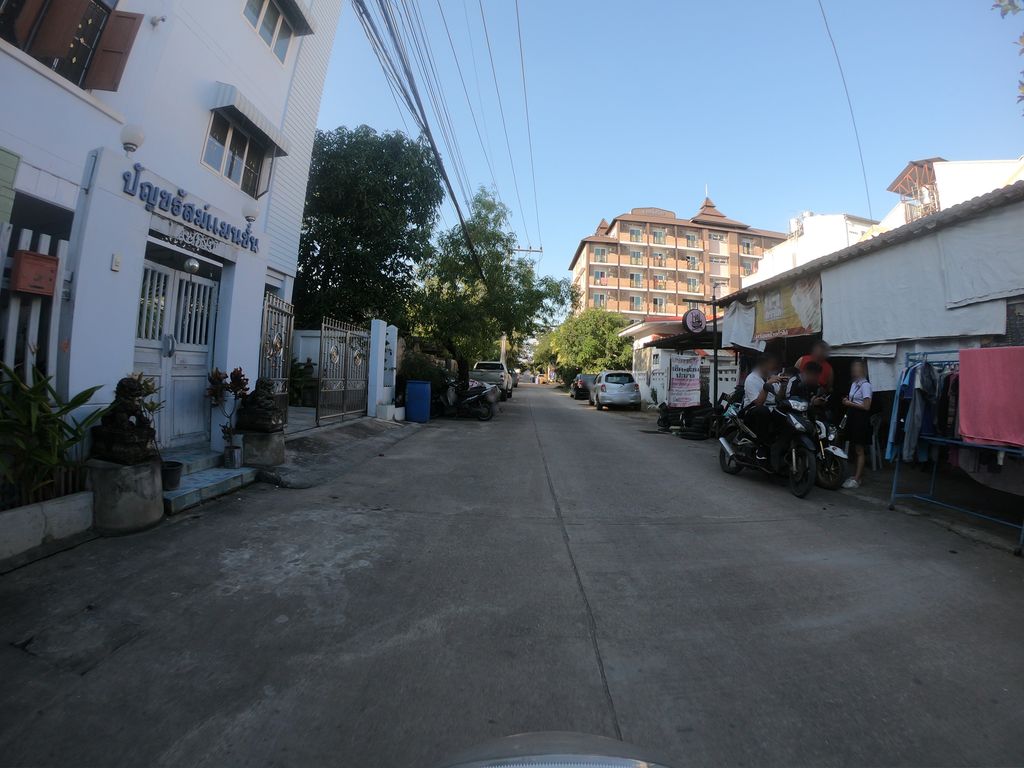 ภาพถนนตรงที่ ร้านซ่อมมอเตอร์ไซต์ [หมื่นด้าพร้าคต ซอย 3 ] ตั้งอยู่ ถ่ายโดย chanuwath_grab พ.ศ. 2562 (2019) · A street-level view of where ร้านซ่อมมอเตอร์ไซต์ [หมื่นด้าพร้าคต ซอย 3 ] · Ran Som Motorcycle [muen Da Phra Khot Soi 3 ] stands, by chanuwath_grab in 2562 (2019)