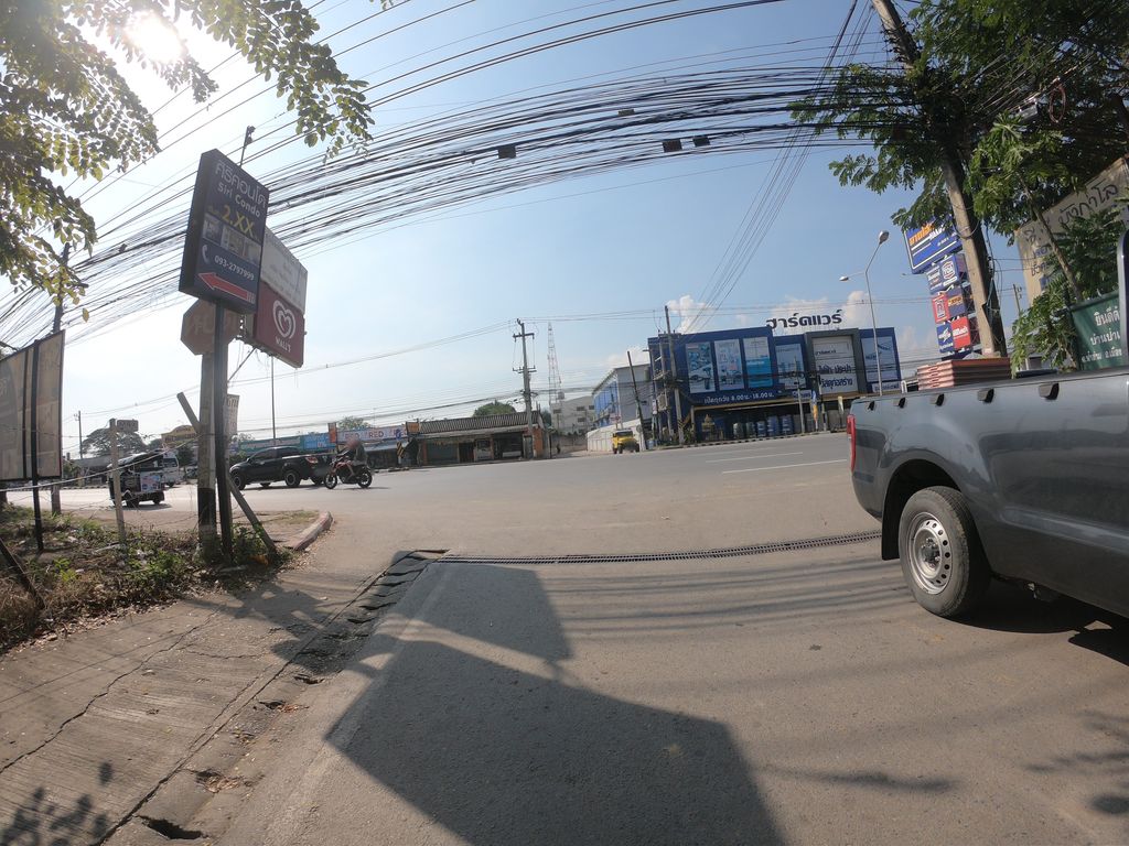 ภาพถนนตรงที่ เก่ง เอ็นจิ้น ตั้งอยู่ ถ่ายโดย chanuwath_grab พ.ศ. 2562 (2019) · A street-level view of where เก่ง เอ็นจิ้น · Keng Enchin stands, by chanuwath_grab in 2562 (2019)