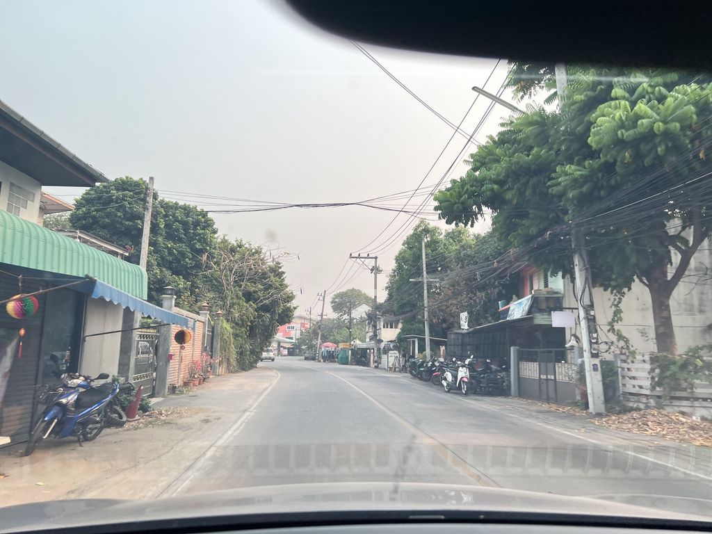 ภาพถนนตรงที่ ก้องโมโต ตั้งอยู่ ถ่ายโดย lin_wang พ.ศ. 2567 (2024) · A street-level view of where ก้องโมโต · Kongmoto stands, by lin_wang in 2567 (2024)