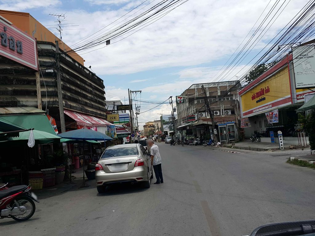 ภาพถนนตรงที่ สหพานิช (สันป่าข่อย) ตั้งอยู่ ถ่ายโดย jrcarlsen พ.ศ. 2558 (2015) · A street-level view of where สหพานิช (สันป่าข่อย) · Sahaphanit (san Pa Khoi) stands, by jrcarlsen in 2558 (2015)