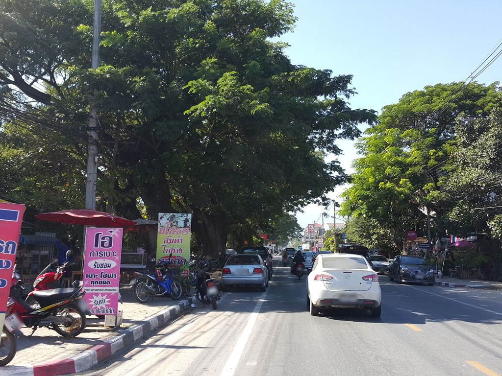 ภาพถนนตรงที่ ศักดิ์มอเตอร์ ซ่อมมอเตอร์ไซค์ ตั้งอยู่ ถ่ายโดย jrcarlsen พ.ศ. 2557 (2014) · A street-level view of where ศักดิ์มอเตอร์ ซ่อมมอเตอร์ไซค์ · Sak Motor Som Motorcycle stands, by jrcarlsen in 2557 (2014)