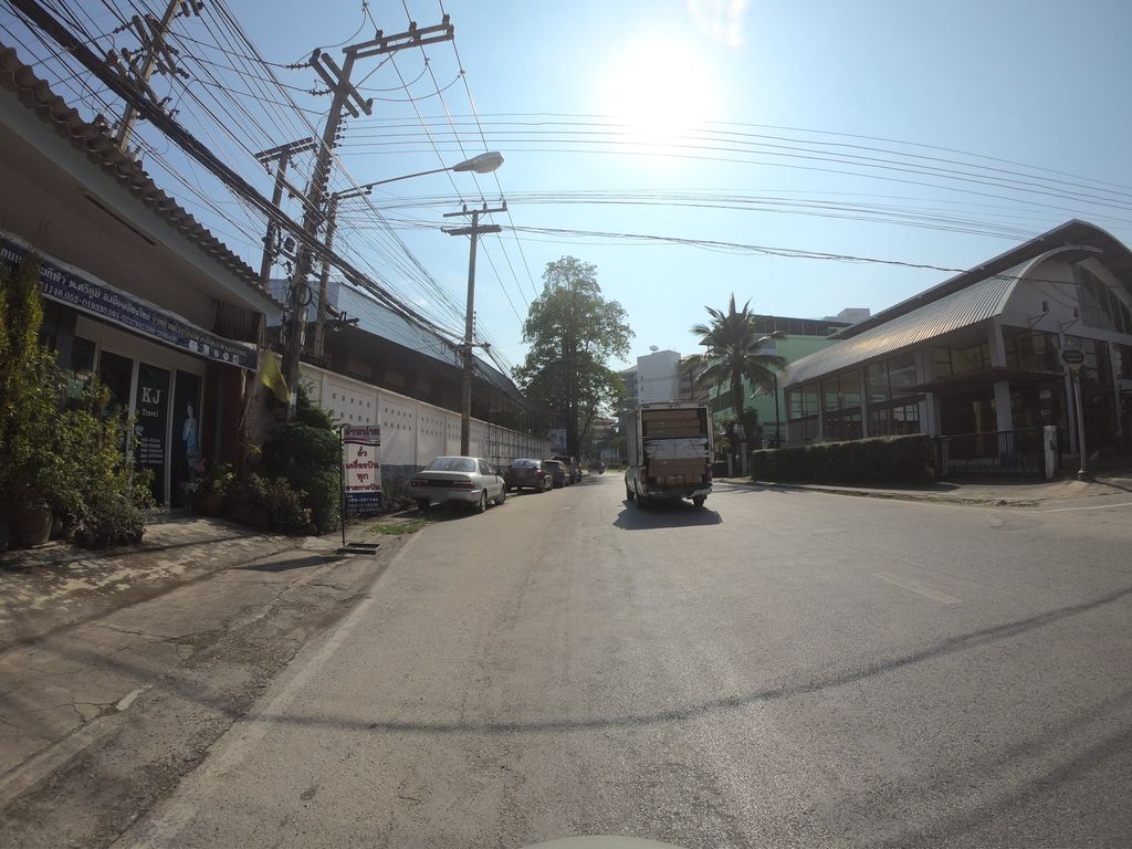 ภาพถนนตรงที่ มัดหมี่ ไทยซิลค์ ตั้งอยู่ ถ่ายโดย chanuwath_grab พ.ศ. 2562 (2019) · A street-level view of where Mudmee Thai Silk stands, by chanuwath_grab in 2562 (2019)