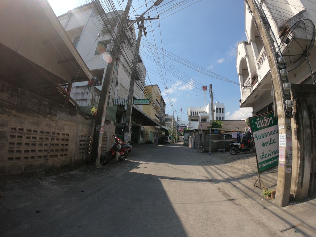 ภาพถนนตรงที่ นันธิกา ตั้งอยู่ ถ่ายโดย chanuwath_grab พ.ศ. 2562 (2019) · A street-level view of where Nanthika stands, by chanuwath_grab in 2562 (2019)