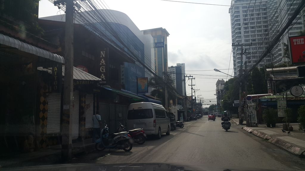 ภาพถนนตรงที่ บ้านซักรีด ตั้งอยู่ ถ่ายโดย jrcarlsen พ.ศ. 2559 (2016) · A street-level view of where Baan Sak Rit laundry (Laundry 1 kg 50 baht) stands, by jrcarlsen in 2559 (2016)