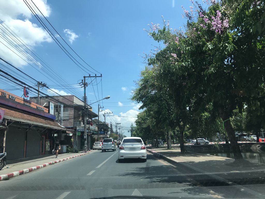 ภาพถนนตรงที่ กราฟฟิตีบนกำแพง ตั้งอยู่ ถ่ายโดย prasert พ.ศ. 2561 (2018) · A street-level view of where Bold bubble tag on a yellow shutter stands, by prasert in 2561 (2018)
