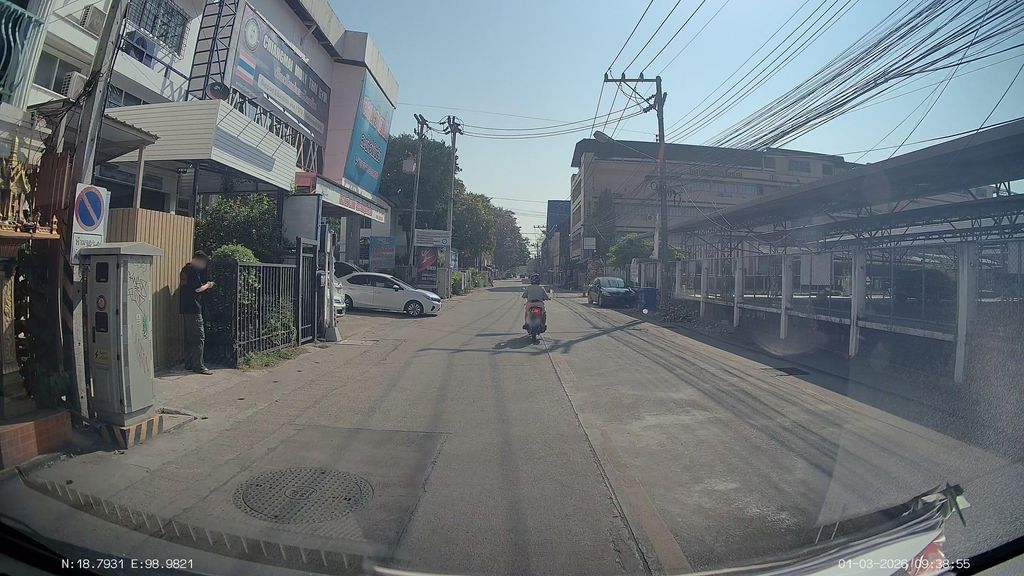 ภาพถนนตรงที่ ลายแท็กตัวอักษรกลมบนกระจกหน้าร้าน ตั้งอยู่ ถ่ายโดย ThailandCambodia พ.ศ. 2569 (2026) · A street-level view of where Bubble-letter tags on shopfront glass stands, by ThailandCambodia in 2569 (2026)