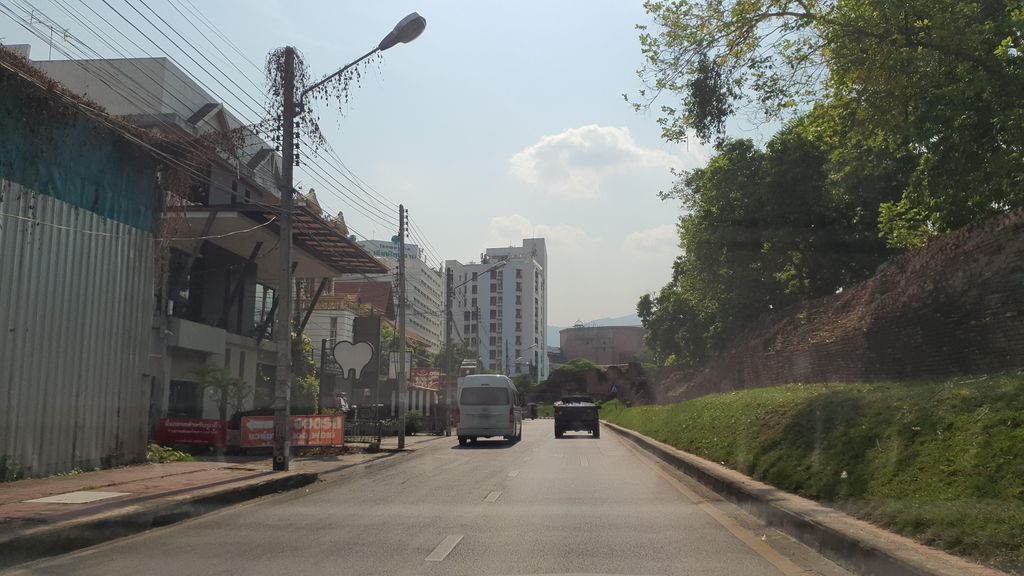 ภาพถนนตรงที่ กราฟฟิตีบนกำแพง ตั้งอยู่ ถ่ายโดย jrcarlsen พ.ศ. 2565 (2022) · A street-level view of where Corrugated fence bubble tag stands, by jrcarlsen in 2565 (2022)