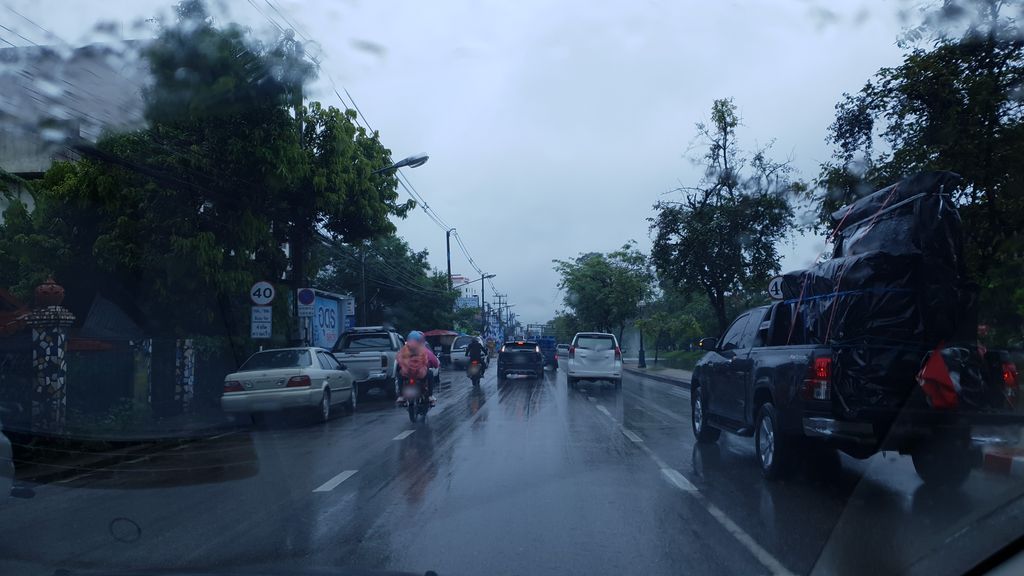 ภาพถนนตรงที่ สถานีดับเพลิงริมคูเมือง ใกล้ประตูเชียงใหม่ ตั้งอยู่ ถ่ายโดย silamanee พ.ศ. 2561 (2018) · A street-level view of where Fire station by the moat near Chiang Mai Gate stands, by silamanee in 2561 (2018)