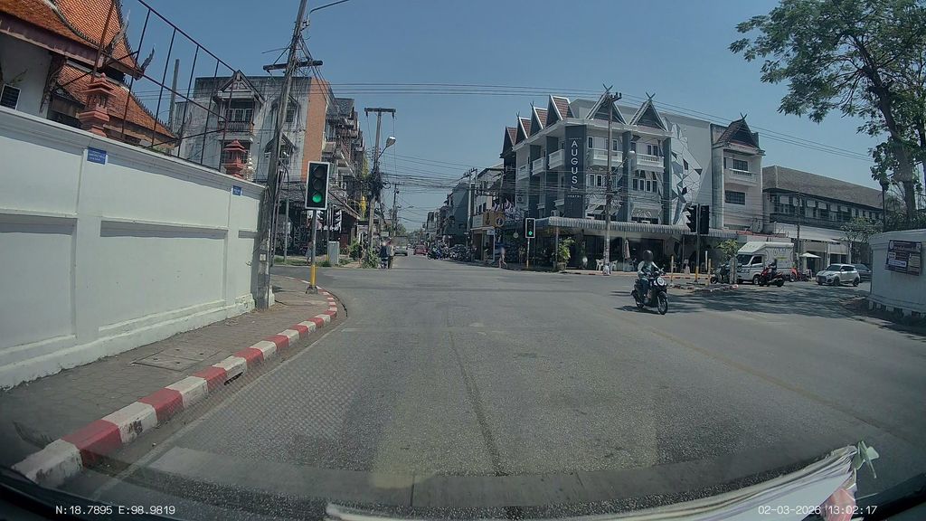 ภาพถนนตรงที่ ภาพจิตรกรรมสิงโตเรขาคณิตโรงแรมออกัสต์ ตั้งอยู่ ถ่ายโดย ThailandCambodia พ.ศ. 2569 (2026) · A street-level view of where Geometric lion mural on the August Hostel wall stands, by ThailandCambodia in 2569 (2026)