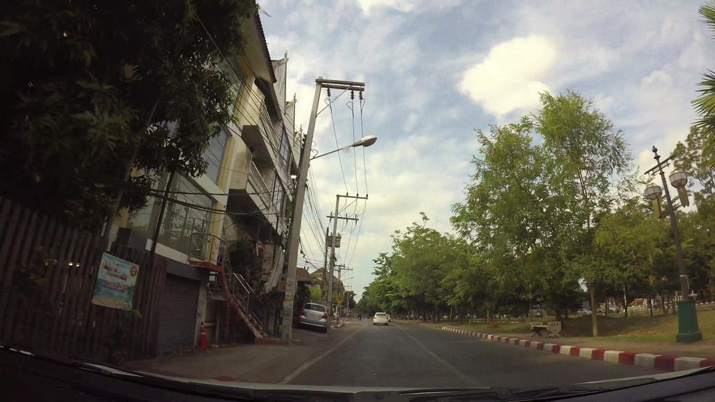 ภาพถนนตรงที่ กราฟฟิตีบนกำแพง ตั้งอยู่ ถ่ายโดย kaart_3 พ.ศ. 2562 (2019) · A street-level view of where Graffiti-covered shophouse wall stands, by kaart_3 in 2562 (2019)