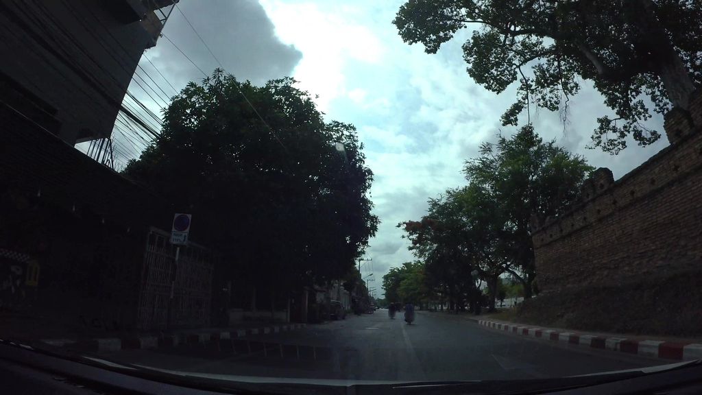 ภาพถนนตรงที่ กราฟฟิตีบนกำแพง ตั้งอยู่ ถ่ายโดย kaart_3 พ.ศ. 2562 (2019) · A street-level view of where Graffiti tags on a grey building stands, by kaart_3 in 2562 (2019)