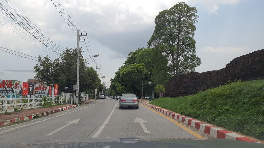 ภาพถนนตรงที่ กราฟฟิตีบนกำแพง ตั้งอยู่ ถ่ายโดย jrcarlsen พ.ศ. 2565 (2022) · A street-level view of where Green utility cabinet covered in purple tags stands, by jrcarlsen in 2565 (2022)