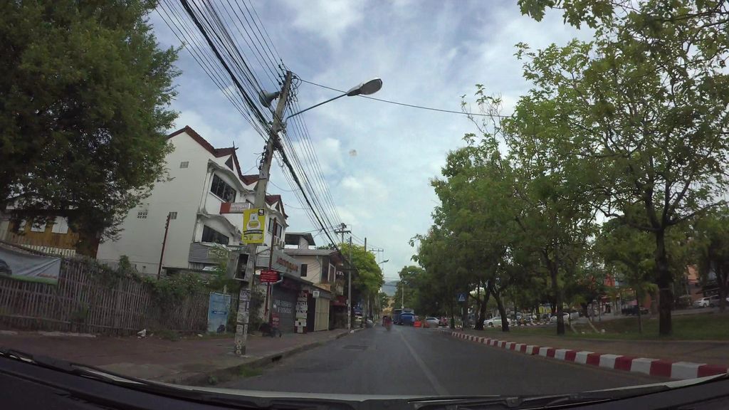 ภาพถนนตรงที่ บ้านไม้สักล้านนาหลังรั้วเหล็ก ตั้งอยู่ ถ่ายโดย kaart_3 พ.ศ. 2562 (2019) · A street-level view of where Lanna teak house behind an iron fence stands, by kaart_3 in 2562 (2019)