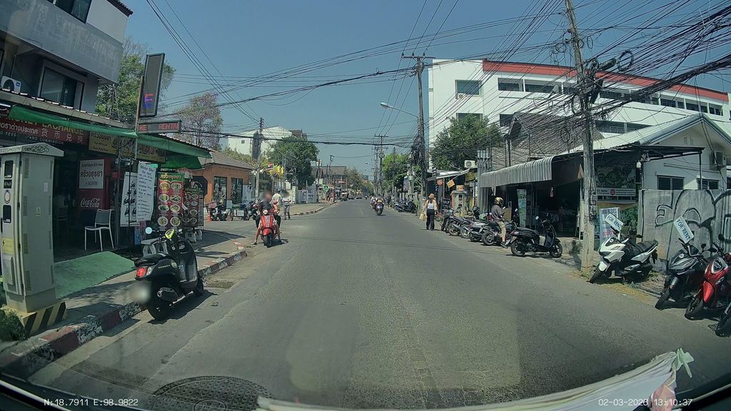 ภาพถนนตรงที่ ลายแท็กขนาดใหญ่บนรั้วเหล็ก ตั้งอยู่ ถ่ายโดย ThailandCambodia พ.ศ. 2569 (2026) · A street-level view of where Large tag on a metal fence stands, by ThailandCambodia in 2569 (2026)