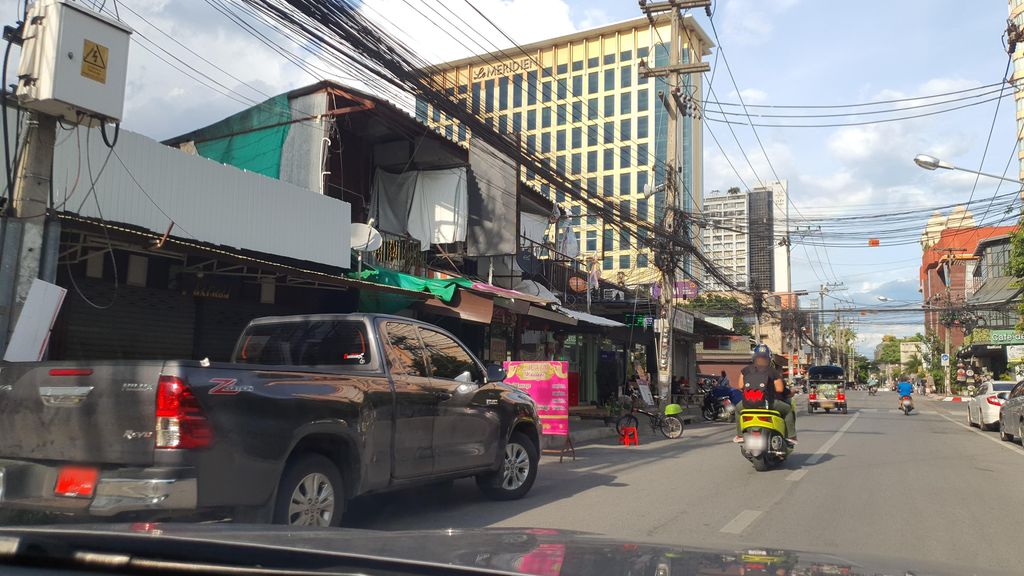 ภาพถนนตรงที่ ตึกแถวไม้สักเก่าหลังคาสังกะสี ตั้งอยู่ ถ่ายโดย jrcarlsen พ.ศ. 2565 (2022) · A street-level view of where Old teak shophouse with a tin roof stands, by jrcarlsen in 2565 (2022)