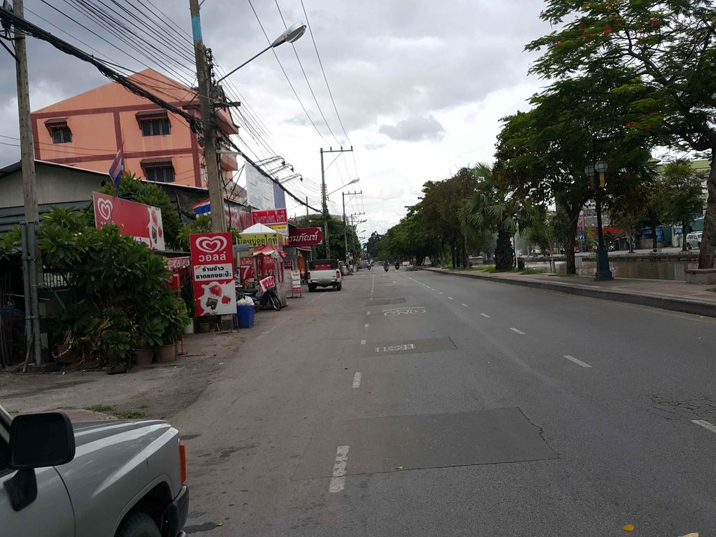 ภาพถนนตรงที่ กราฟฟิตีบนกำแพง ตั้งอยู่ ถ่ายโดย jrcarlsen พ.ศ. 2558 (2015) · A street-level view of where Pink skull graffiti panel with tags stands, by jrcarlsen in 2558 (2015)