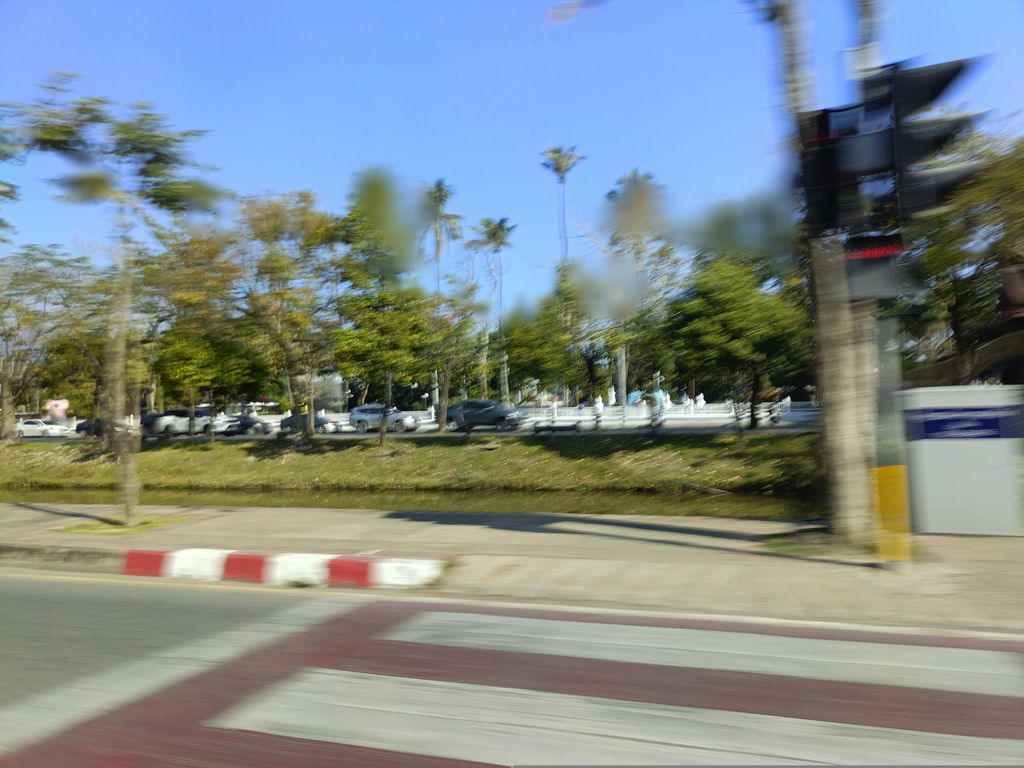 ภาพถนนตรงที่ สะพานไม้สีแดงข้ามคูเมือง ตั้งอยู่ ถ่ายโดย skillsy พ.ศ. 2568 (2025) · A street-level view of where Red wooden footbridge over the moat stands, by skillsy in 2568 (2025)