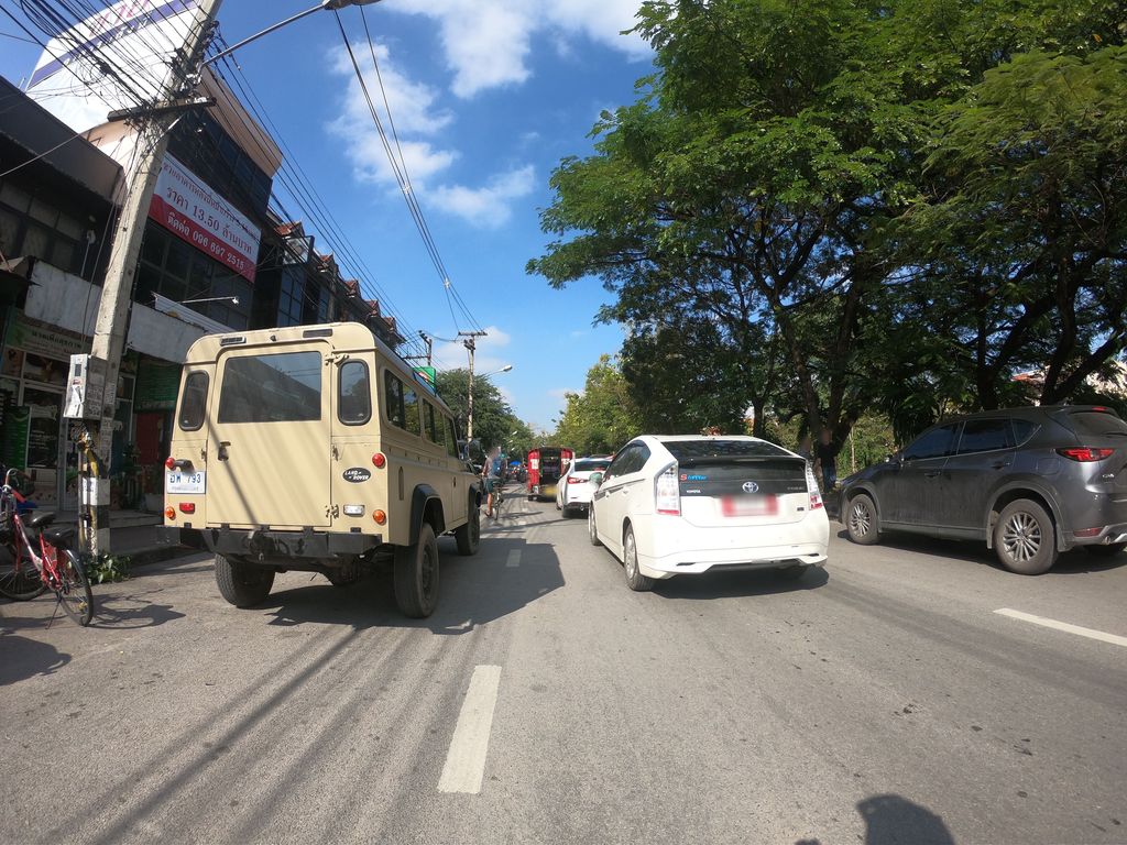 ภาพถนนตรงที่ ร้านเค้กไข่ไต้หวัน ตั้งอยู่ ถ่ายโดย chanuwath_grab พ.ศ. 2562 (2019) · A street-level view of where Taiwanese egg-cake bakery stall (台湾蛋糕) stands, by chanuwath_grab in 2562 (2019)