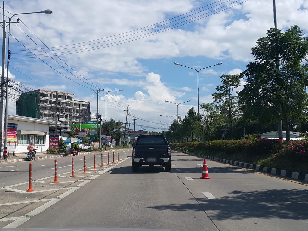 ภาพถนนตรงที่ เอไอพีพี ปริ้นติ้ง ตั้งอยู่ ถ่ายโดย jrcarlsen พ.ศ. 2558 (2015) · A street-level view of where เอไอพีพี ปริ้นติ้ง · A Ai Phiphi Printing stands, by jrcarlsen in 2558 (2015)