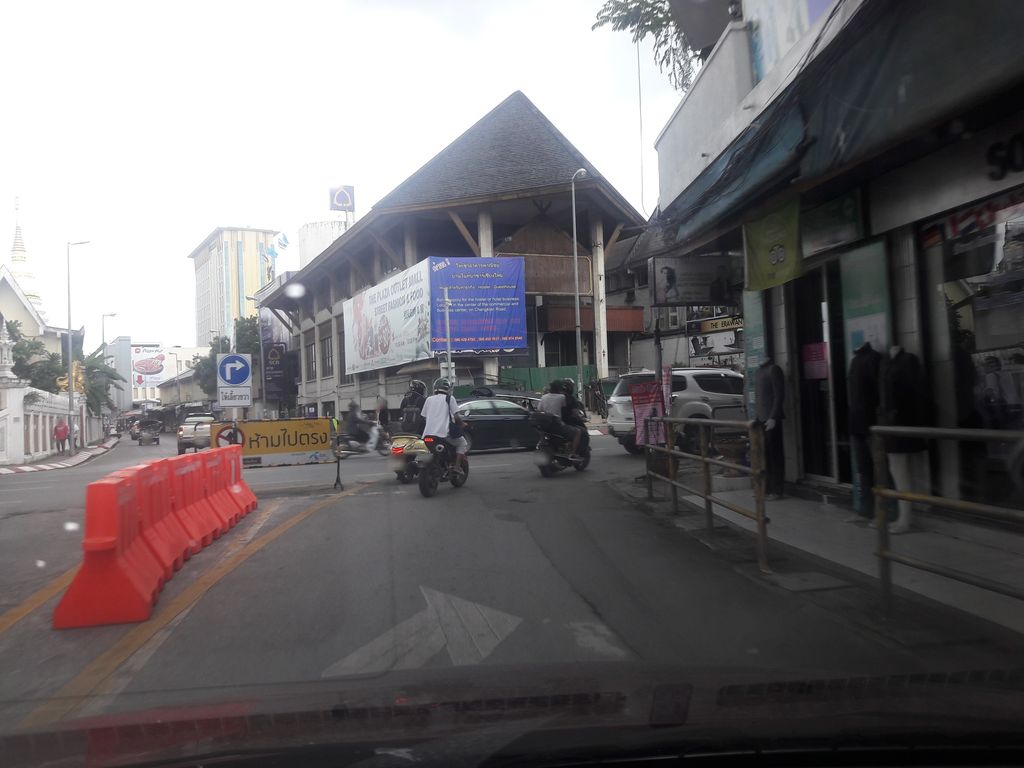 ภาพถนนตรงที่ ฉายาแสงอรุณ ตั้งอยู่ ถ่ายโดย ratchaphat พ.ศ. 2561 (2018) · A street-level view of where ฉายาแสงอรุณ · Chaisaengarun stands, by ratchaphat in 2561 (2018)