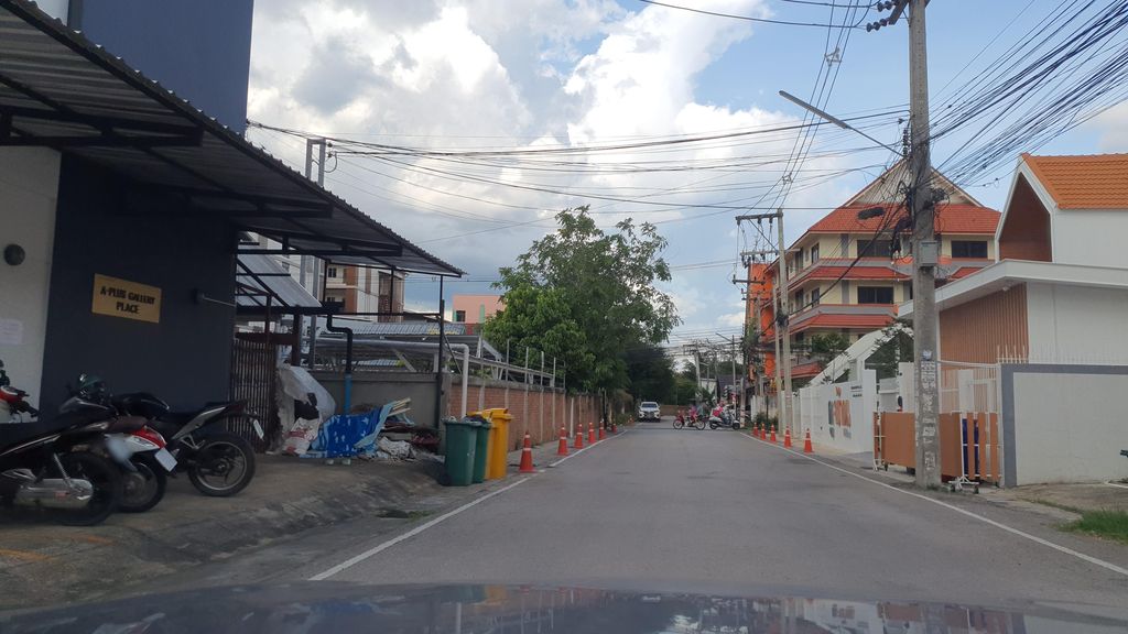 ภาพถนนตรงที่ ฟิว-กู๊ดโฟโต้ สตูดิโอ ตั้งอยู่ ถ่ายโดย jrcarlsen พ.ศ. 2565 (2022) · A street-level view of where ฟิว-กู๊ดโฟโต้ สตูดิโอ · Fio-kutfoto Studio stands, by jrcarlsen in 2565 (2022)