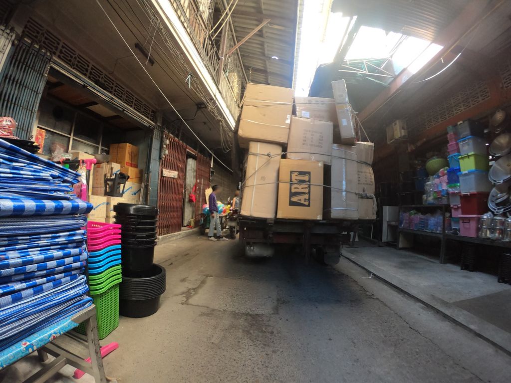 ภาพถนนตรงที่ ร้านประเทืองวิทยา ตั้งอยู่ ถ่ายโดย chanuwath_grab พ.ศ. 2562 (2019) · A street-level view of where ร้านประเทืองวิทยา · Ran Pra Thueang Witthaya stands, by chanuwath_grab in 2562 (2019)