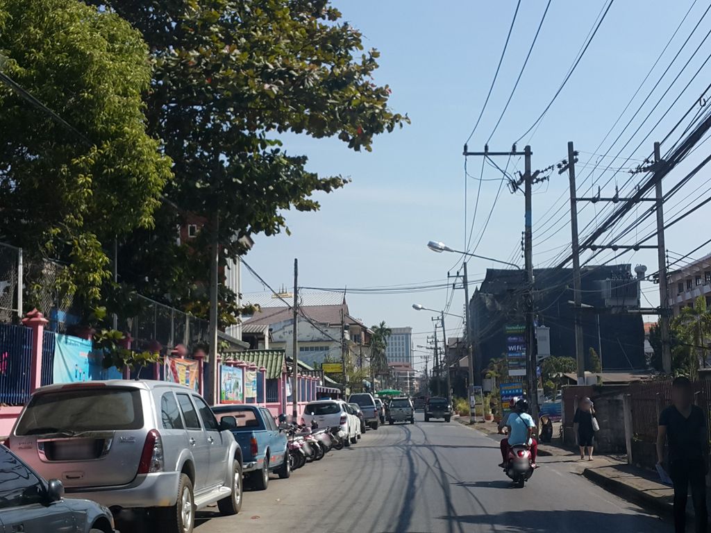 ภาพถนนตรงที่ พาโนราม่า ซีเอ็ม ตั้งอยู่ ถ่ายโดย jrcarlsen พ.ศ. 2559 (2016) · A street-level view of where พาโนราม่า ซีเอ็ม · Phanorama CM stands, by jrcarlsen in 2559 (2016)