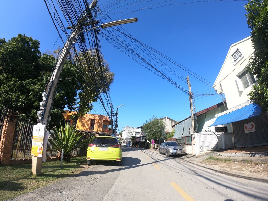 ภาพถนนตรงที่ โรงพิมพ์จตุพร ตั้งอยู่ ถ่ายโดย chanuwath_grab พ.ศ. 2562 (2019) · A street-level view of where โรงพิมพ์จตุพร · Rongphim Chatupra stands, by chanuwath_grab in 2562 (2019)
