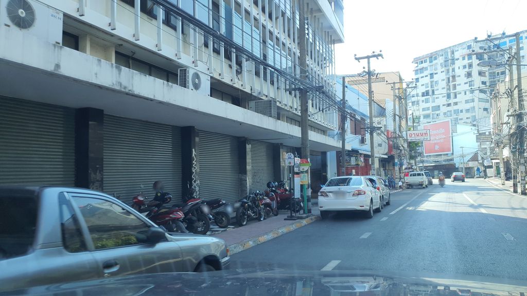 ภาพถนนตรงที่ ตนานุวัฒน์ (ช้างม่อย) ตั้งอยู่ ถ่ายโดย jrcarlsen พ.ศ. 2564 (2021) · A street-level view of where ตนานุวัฒน์ (ช้างม่อย) · Tananuwat (changmoi) stands, by jrcarlsen in 2564 (2021)
