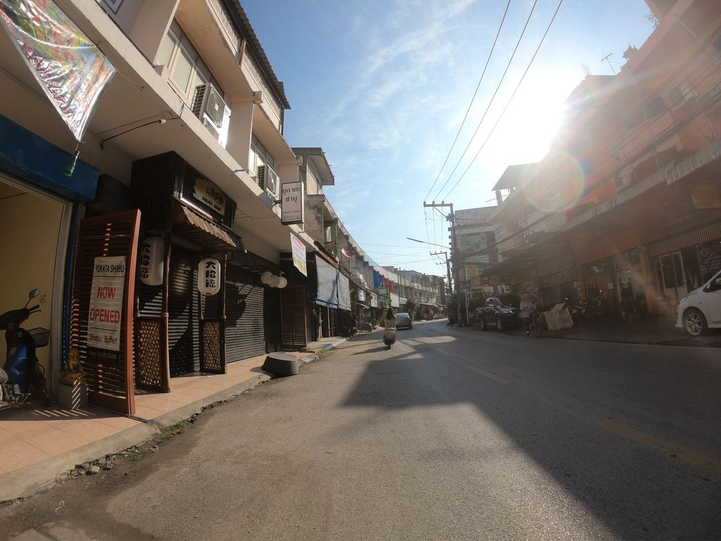 ภาพถนนตรงที่ ทีเชิร์ต รูม เชียงใหม่ ตั้งอยู่ ถ่ายโดย chanuwath_grab พ.ศ. 2562 (2019) · A street-level view of where ทีเชิร์ต รูม เชียงใหม่ · Thichoet Room Chiang Mai stands, by chanuwath_grab in 2562 (2019)