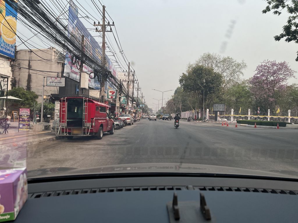ภาพถนนตรงที่ สุเทพสตูดิโอเชียงใหม่ (หน้ามหาวิทยาลัยเชียงใหม่ มช.) ตั้งอยู่ ถ่ายโดย lin_wang พ.ศ. 2567 (2024) · A street-level view of where สุเทพสตูดิโอเชียงใหม่ (หน้ามหาวิทยาลัยเชียงใหม่ มช.) · Suthep Studio Chiang Mai (na Mahawitthayalai Chiang Mai Mot.) stands, by lin_wang in 2567 (2024)