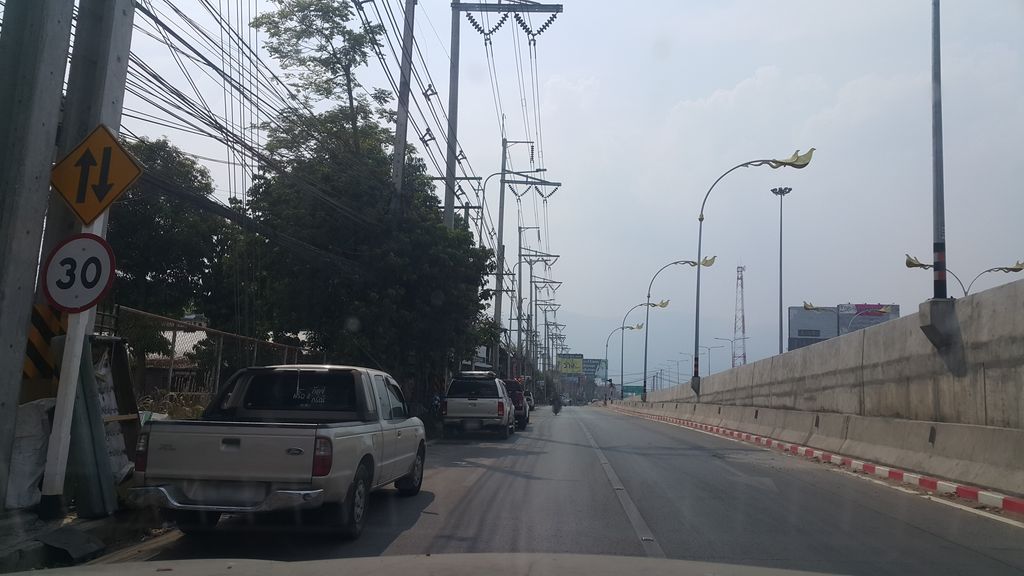 ภาพถนนตรงที่ ดาราวรรณ การพิมพ์ (สาขาใหญ่) ตั้งอยู่ ถ่ายโดย jrcarlsen พ.ศ. 2562 (2019) · A street-level view of where ดาราวรรณ การพิมพ์ (สาขาใหญ่) · Daraoraron Kanphim (sakha Yai) stands, by jrcarlsen in 2562 (2019)
