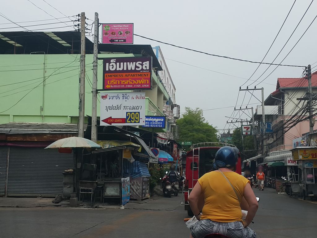 ภาพถนนตรงที่ เอ็นเอ็น คาเมร่า กล้องมือสอง ตั้งอยู่ ถ่ายโดย jrcarlsen พ.ศ. 2559 (2016) · A street-level view of where เอ็นเอ็น คาเมร่า กล้องมือสอง · Enen Khamera Kalongmuetong stands, by jrcarlsen in 2559 (2016)