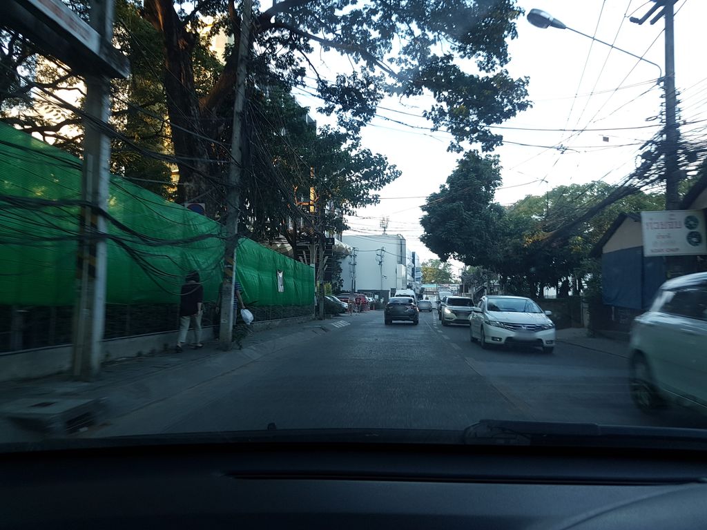 ภาพถนนตรงที่ ตรายางเชียงใหม่ ตั้งอยู่ ถ่ายโดย ekkarin พ.ศ. 2561 (2018) · A street-level view of where ตรายางเชียงใหม่ · Trainga Chiang Mai stands, by ekkarin in 2561 (2018)