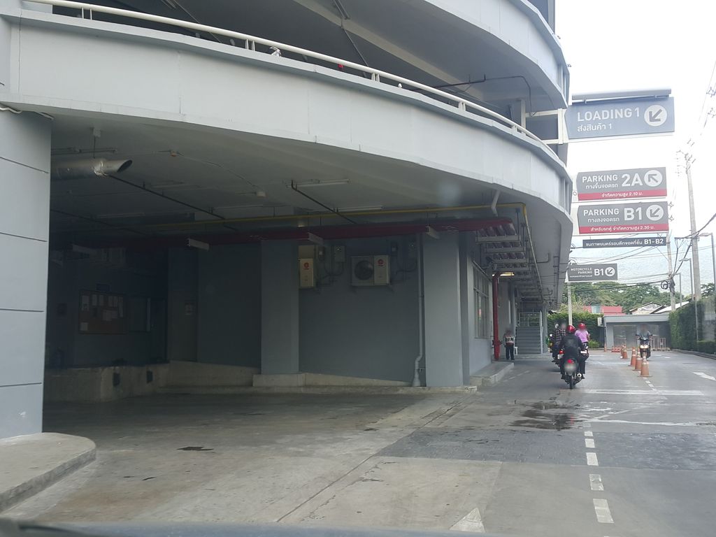 ภาพถนนตรงที่ บิ๊กคาเมร่า (เมญ่า) ตั้งอยู่ ถ่ายโดย jrcarlsen พ.ศ. 2558 (2015) · A street-level view of where บิ๊กคาเมร่า (เมญ่า) · Big Khamera (meya) stands, by jrcarlsen in 2558 (2015)