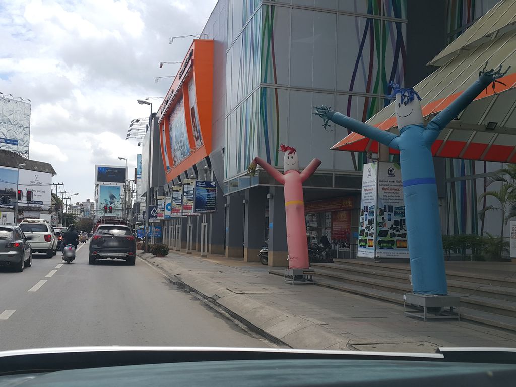 ภาพถนนตรงที่ ซีเค คาเมร่า ตั้งอยู่ ถ่ายโดย jrcarlsen พ.ศ. 2558 (2015) · A street-level view of where ซีเค คาเมร่า · C Khe Khamera stands, by jrcarlsen in 2558 (2015)
