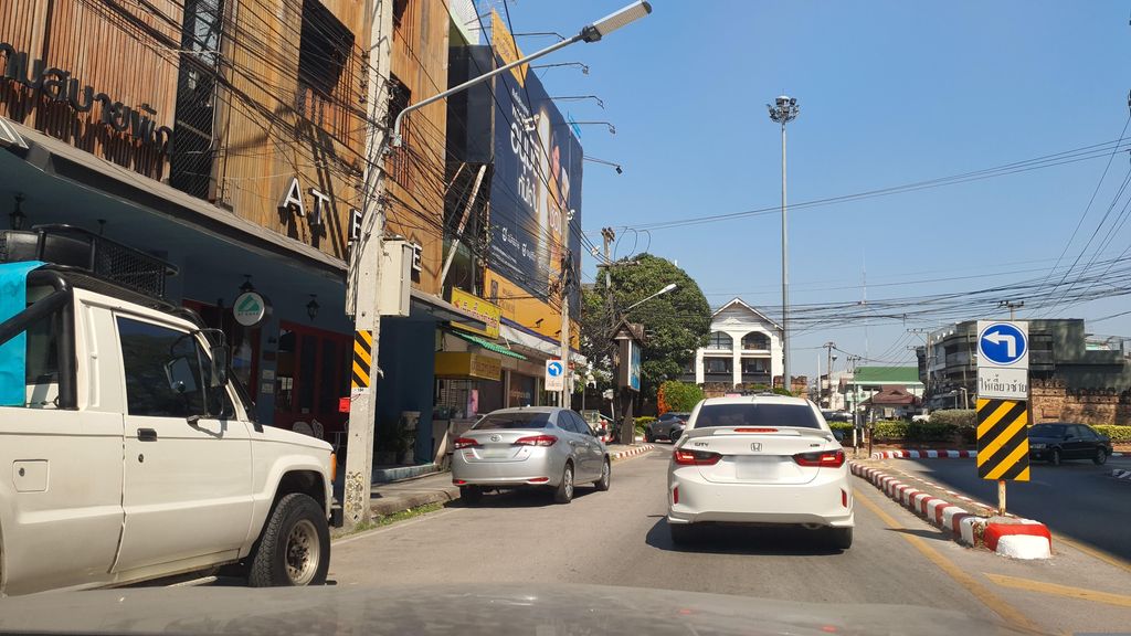 ภาพถนนตรงที่ ภูสิน สกรีน กรีนเสื้อ สอนสกรีน กราฟฟิก ตั้งอยู่ ถ่ายโดย jrcarlsen พ.ศ. 2566 (2023) · A street-level view of where ภูสิน สกรีน กรีนเสื้อ สอนสกรีน กราฟฟิก · Phusin Screen Green Suea Sonsakrin Krapfik stands, by jrcarlsen in 2566 (2023)