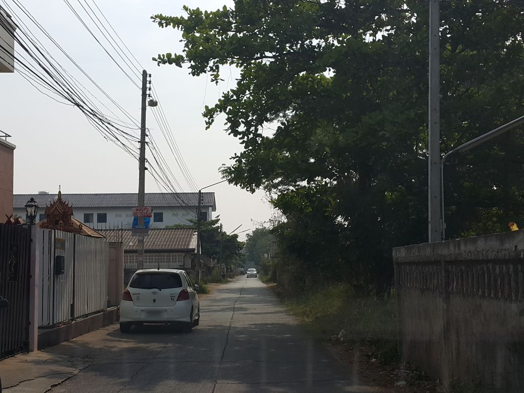 ภาพถนนตรงที่ พลอยการพิมพ์ ตั้งอยู่ ถ่ายโดย jrcarlsen พ.ศ. 2559 (2016) · A street-level view of where พลอยการพิมพ์ · Phaloikanphim stands, by jrcarlsen in 2559 (2016)