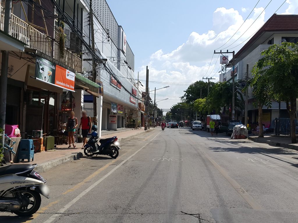 ภาพถนนตรงที่ กลางเวียงโฆษณา ตั้งอยู่ ถ่ายโดย jrcarlsen พ.ศ. 2558 (2015) · A street-level view of where กลางเวียงโฆษณา · Klangwiang Khotna stands, by jrcarlsen in 2558 (2015)