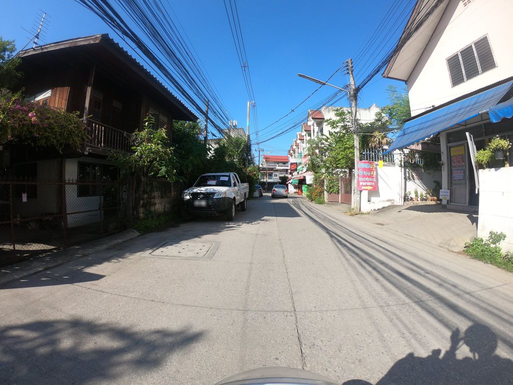 ภาพถนนตรงที่ ร้านถ่ายเอกสาร 35 สต. สันติธรรม ตั้งอยู่ ถ่ายโดย chanuwath_grab พ.ศ. 2562 (2019) · A street-level view of where ร้านถ่ายเอกสาร 35 สต. สันติธรรม · Ran Thaieksan 35 Sot. Santitham stands, by chanuwath_grab in 2562 (2019)