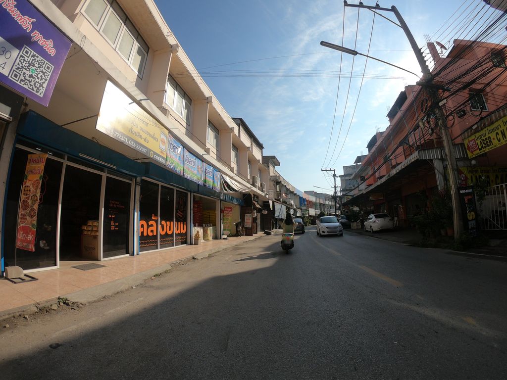 ภาพถนนตรงที่ ที-เชิ๊ตรูม ซีเอ็ม ตั้งอยู่ ถ่ายโดย chanuwath_grab พ.ศ. 2562 (2019) · A street-level view of where ที-เชิ๊ตรูม ซีเอ็ม · Thi-choetrum CM stands, by chanuwath_grab in 2562 (2019)