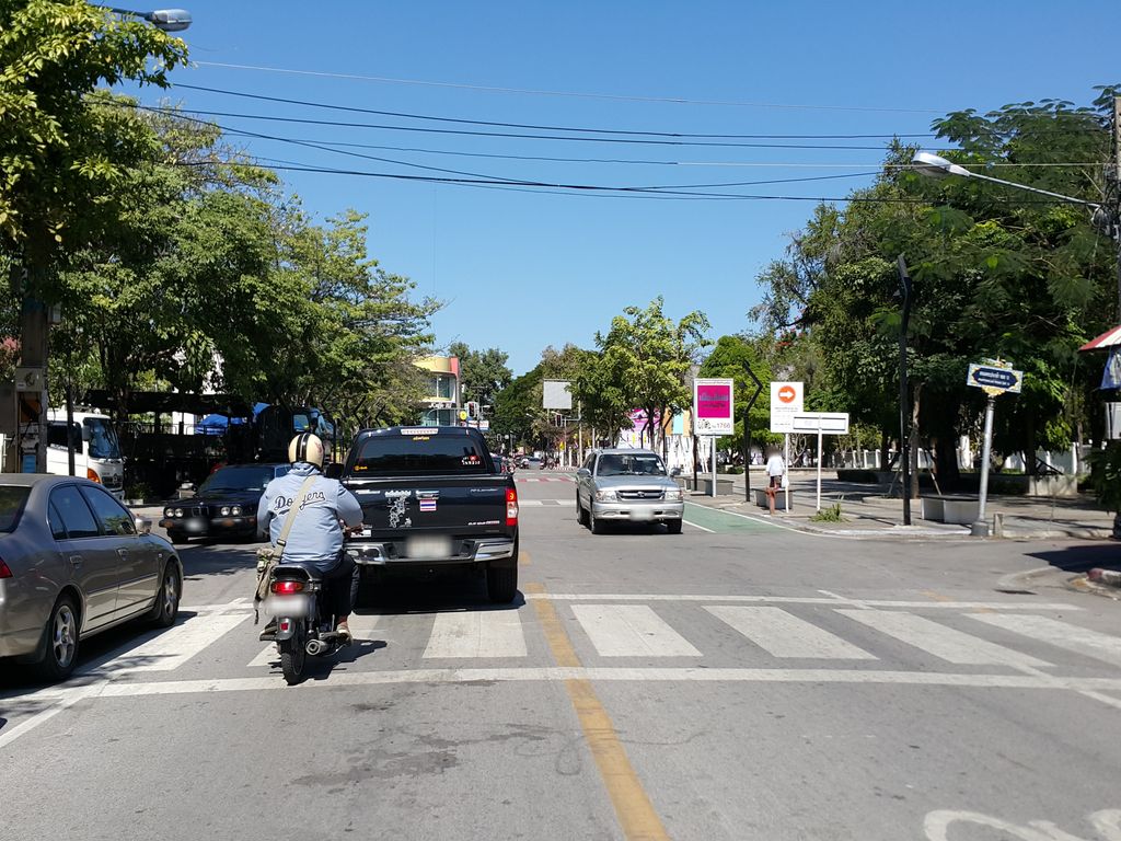 ภาพถนนตรงที่ เอกสกรีน แอนด์ อิงค์เจ็ท ตั้งอยู่ ถ่ายโดย jrcarlsen พ.ศ. 2558 (2015) · A street-level view of where เอกสกรีน แอนด์ อิงค์เจ็ท · A Kot Green & Inkjet stands, by jrcarlsen in 2558 (2015)