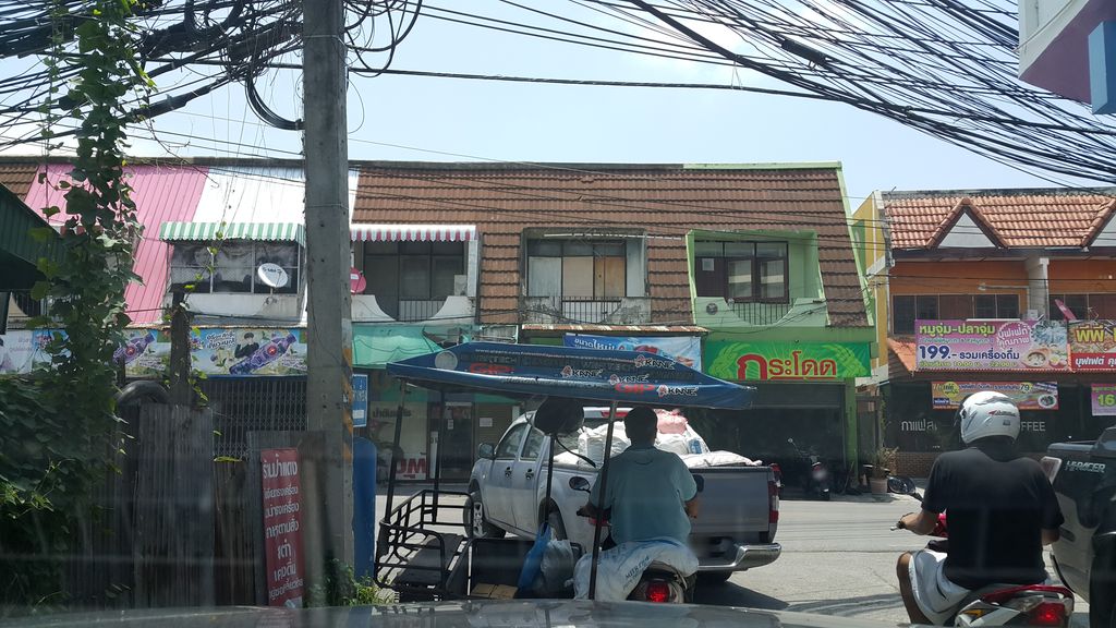 ภาพถนนตรงที่ กระโดดปริ้น ตั้งอยู่ ถ่ายโดย jrcarlsen พ.ศ. 2559 (2016) · A street-level view of where กระโดดปริ้น · Kradotprin stands, by jrcarlsen in 2559 (2016)